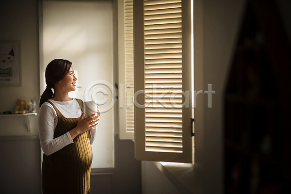 30대 성인 성인여자한명만 여자 한국인 한명 JPG 옆모습 포토 들기 상반신 서기 실내 웃음 응시 임산부 임신 주간 창가 커피 태교