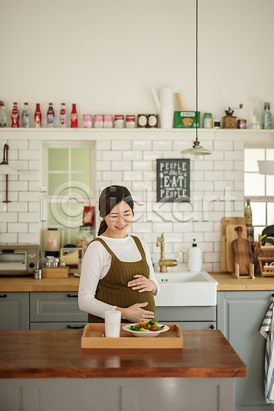 30대 성인 성인여자한명만 여자 한국인 한명 JPG 앞모습 포토 건강 상반신 샐러드 서기 식사 실내 쓰다듬기 웃음 임산부 임신 주방 태교