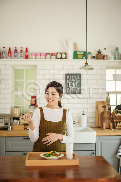 30대 성인 성인여자한명만 여자 한국인 한명 JPG 앞모습 포토 건강 먹기 상반신 샐러드 서기 식사 실내 웃음 임산부 임신 주방 태교 포크