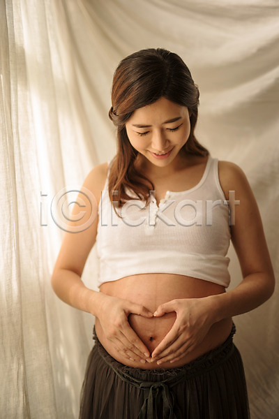 30대 성인 성인여자한명만 여자 한국인 한명 JPG 앞모습 포토 배(신체부위) 상반신 서기 손하트 실내 웃음 임산부 임신 태교