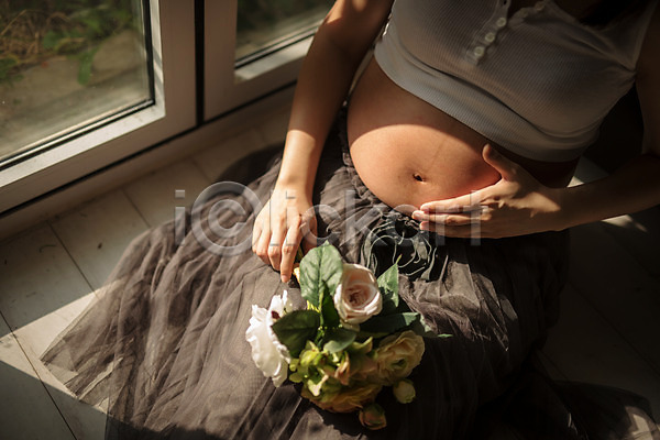 30대 성인 성인여자한명만 신체부위 여자 한국인 한명 JPG 앞모습 포토 꽃 배(신체부위) 상반신 실내 앉기 임산부 임신 창가 태교 햇빛