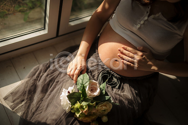 30대 성인 성인여자한명만 신체부위 여자 한국인 한명 JPG 앞모습 포토 꽃 배(신체부위) 상반신 실내 앉기 임산부 임신 주간 창가 태교 햇빛