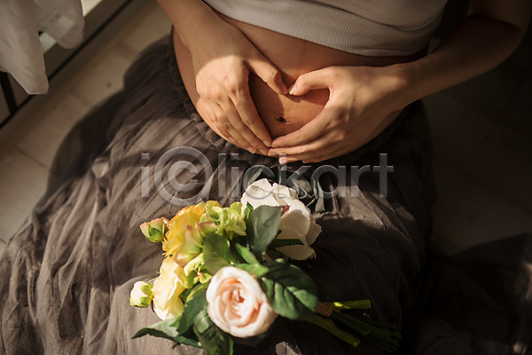 30대 성인 성인여자한명만 신체부위 여자 한국인 한명 JPG 앞모습 포토 꽃 배(신체부위) 상반신 손하트 실내 앉기 임산부 임신 창가 태교 햇빛