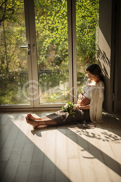 30대 성인 성인여자한명만 여자 한국인 한명 JPG 옆모습 포토 꽃 실내 앉기 웃음 응시 임산부 임신 전신 주간 창가 태교 햇빛