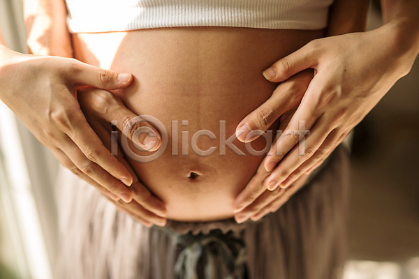 30대 남자 두명 성인 신체부위 여자 한국인 JPG 앞모습 포토 만지기 배(신체부위) 상반신 서기 손잡기 실내 안기 임산부 임신 창가 태교 햇빛
