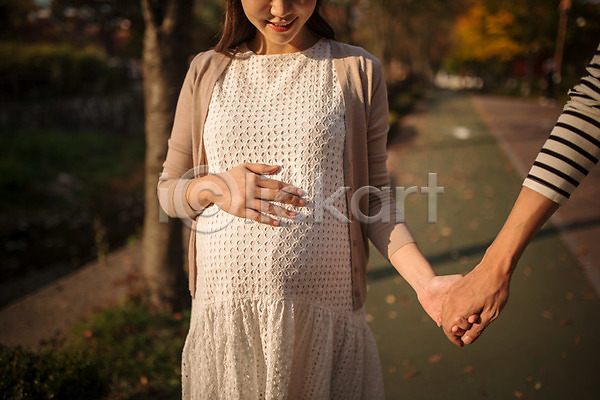 산책 30대 남자 두명 성인 여자 한국인 JPG 앞모습 포토 걷기 공원 상반신 손잡기 쓰다듬기 야외 웃음 임산부 임신 주간 태교