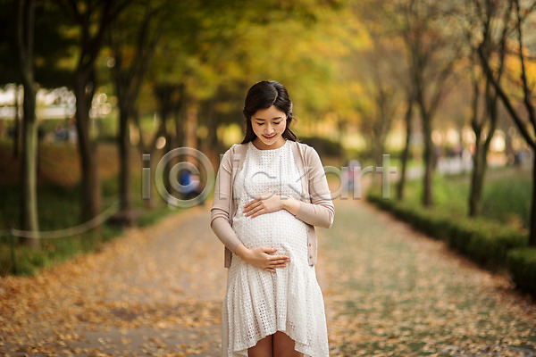 산책 30대 성인 성인여자한명만 여자 한국인 한명 JPG 앞모습 포토 공원 상반신 서기 쓰다듬기 야외 웃음 응시 임산부 임신 주간 태교