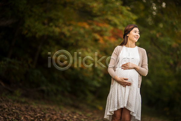 산책 30대 성인 성인여자한명만 여자 한국인 한명 JPG 앞모습 포토 상반신 서기 숲속 쓰다듬기 야외 웃음 응시 임산부 임신 주간 태교