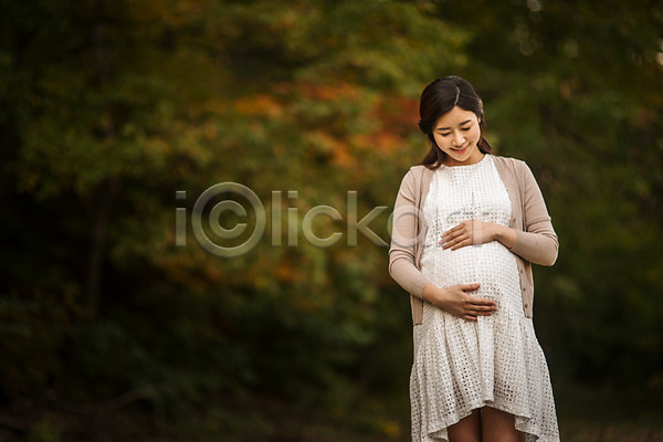 산책 30대 성인 성인여자한명만 여자 한국인 한명 JPG 앞모습 포토 상반신 서기 숲속 쓰다듬기 야외 웃음 응시 임산부 임신 주간 태교