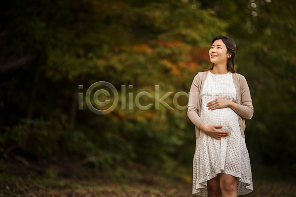 산책 30대 성인 성인여자한명만 여자 한국인 한명 JPG 앞모습 포토 걷기 상반신 숲속 쓰다듬기 야외 웃음 응시 임산부 임신 주간 태교