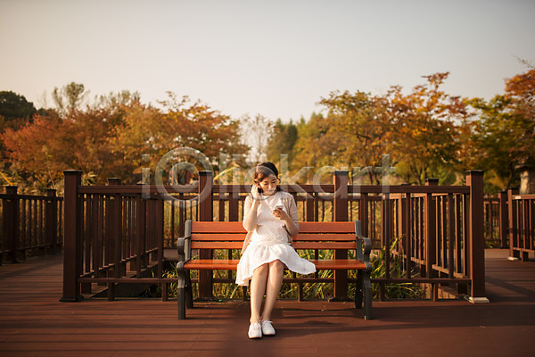 산책 30대 성인 성인여자한명만 여자 한국인 한명 JPG 앞모습 포토 공원 벤치 앉기 야외 음악감상 응시 임산부 임신 전신 주간 태교