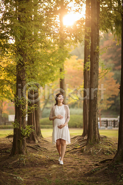산책 30대 성인 성인여자한명만 여자 한국인 한명 JPG 앞모습 포토 걷기 공원 나무 야외 웃음 응시 임산부 임신 전신 주간 태교 햇빛