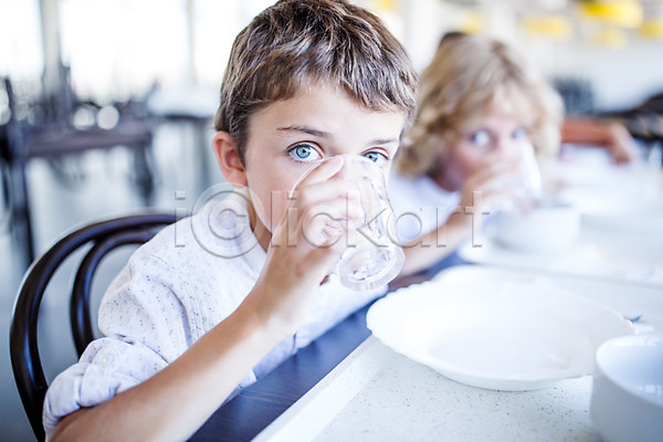 10대 남자 두명 서양인 어린이 외국인 JPG 아웃포커스 앞모습 포토 급식 물마시기 상반신 스쿨라이프 식당 실내 앉기 응시 쟁반 점심식사 친구 학교 학생