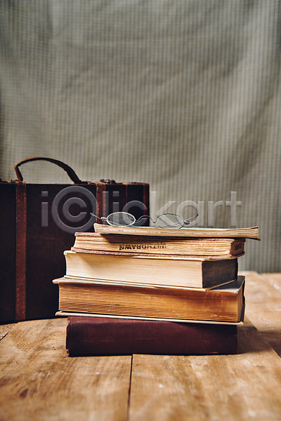 빈티지 사람없음 JPG 포토 나무바닥 목재 백그라운드 복고 안경 여행가방 오브젝트 책