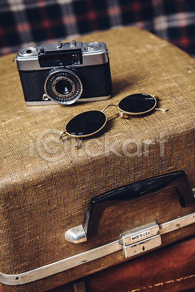 빈티지 사람없음 JPG 포토 백그라운드 복고 선글라스 여행가방 오브젝트 체크무늬 카메라