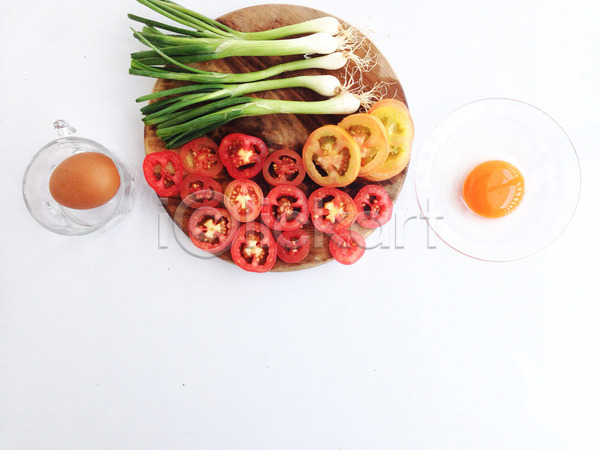 사람없음 JPG 포토 해외이미지 계란 나무도마 단면 방울토마토 식재료 실내 토마토 파 해외202004 흰배경