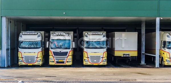 이동 사람없음 JPG 포토 해외이미지 건물 교통수단 교통시설 나루 로딩 만 물류 방법 백그라운드 분배 비즈니스 산업 상업 수납 수입 야외 업무 역 외관 운전사 주차 직장 짐차 창고 트럭 트레일러 해외202004 해외포토 화물