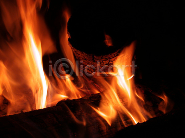뜨거움 위험 사람없음 JPG 포토 해외이미지 검은색 나무 노란색 모닥불 불 불꽃(불) 빛 빨간색 센터 소풍 야간 응시 통나무 해외202004
