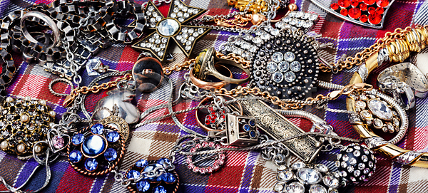 고급 우아함 화려 사람없음 여자 JPG 포토 해외이미지 골동품 금속 다이아몬드 많음 목걸이 백그라운드 보물 보석 브로치 빛 세련 세트 쇠사슬 수확 스타일 유행 은색 장식 장신구 팔찌 팬던트 해외202004 해외포토