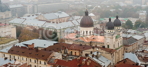 사람없음 JPG 포토 해외이미지 각도 건물 건축양식 관찰 교회 도시 도시풍경 센터 스카이라인 안개 안테나 여행 여행객 옛날 외관 우크라이나 장면 정상 지역 천주교 초록색 탑 풍경 하늘 해외202004 해외포토 흐림