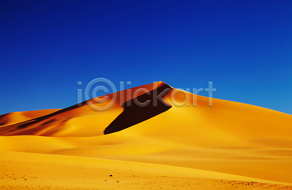 건조 뜨거움 사람없음 JPG 포토 해외이미지 가뭄 곡선 그림자 글로벌 날씨 노란색 모래 모래언덕 사막 사하라 아프리카 알제리 오렌지 일몰 자연 저녁 컨셉 파란색 풍경(경치) 하늘 해외202004 환경 황무지