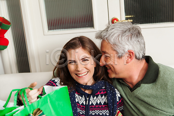 기쁨 축하 함께함 행복 남자 두명 백인 사람 성인 여자 JPG 포토 해외이미지 2 건강 남편 모델 미소(표정) 빨간색 상자 선물 쇼핑 옛날 응시 이벤트 잡기 재산 전통 초록색 카메라 커플 크리스마스 해외202004