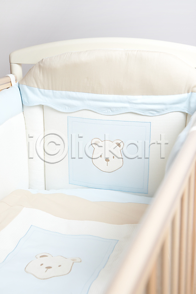 부드러움 사람없음 JPG 포토 해외이미지 가구 곰 내부 놀이방 담요 디자인 목재 실내 작음 장식 주택 침대 파란색 해외202004 흰색