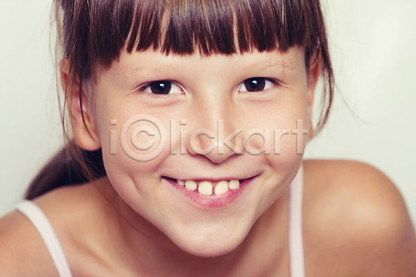 기쁨 행복 백인 사람 어린이 여자 한명 JPG 포토 해외이미지 1 고립 딸 머리 미소(표정) 어깨 얼굴 응시 작음 해외202004 흰색