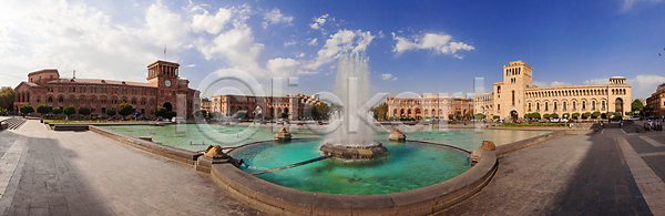 사람없음 JPG 포토 해외이미지 건물 건축양식 공화국 도시 도시풍경 랜드마크 러시아 물 바위 벽 벽돌 분수 빛 사무실 시계 아르메니아 아치 여름 여행 역사 정부 정사각형 주택 지역 타운 탑 태양 파란색 하늘 해외202004 해외포토