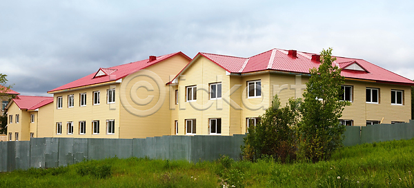 새로움 사람없음 JPG 포토 해외이미지 개발 건물 건축양식 계약자 날것 널 덮개 땅 목재 블록 빨간색 유리 잡동사니 재산 주택 지붕 진짜 창문 파란색 프레임 하늘 해외202004 해외포토 흰색