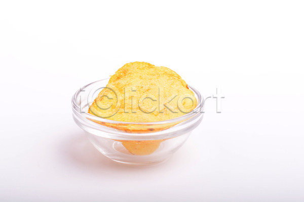 사람없음 JPG 포토 해외이미지 감자칩 과자 담기 실내 종지 짠맛 해외202004 흰배경